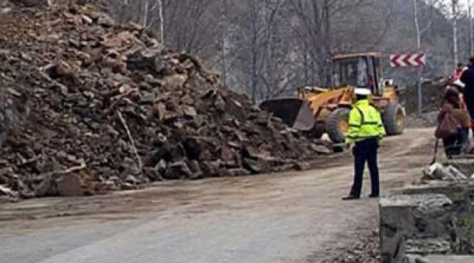 dn 7a ramnicu valcea voineasa blocat total din cauza aluviunilor