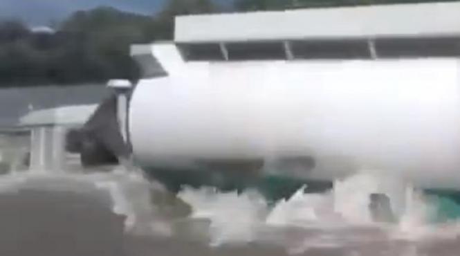 o cisterna plina cu motorina pluteste in deriva pe lacul bradisor