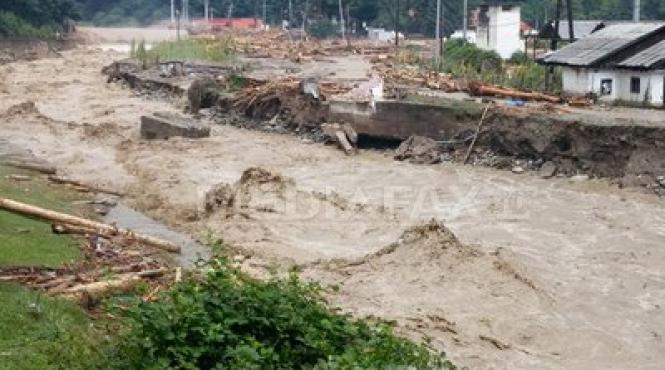 cod ro u de inundatii pe raurile barzava moravita si caras pana sambata dupa amiaza