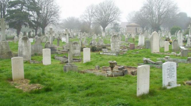 barbat care se dadea drept fantoma intr un cimitir amendat de politie