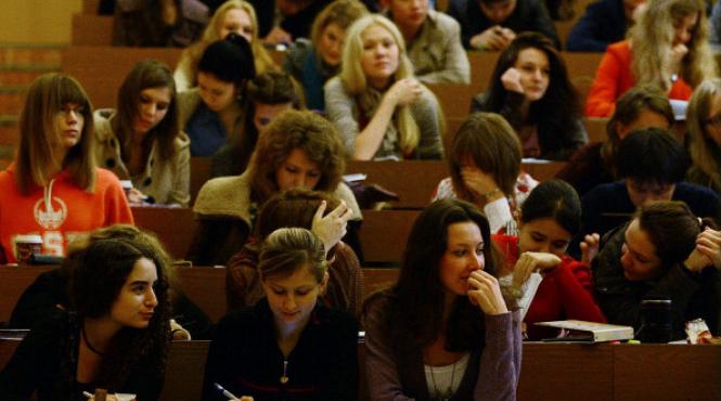 incredibil ce i a pus profesorul pe studen i sa faca chiar in sala de curs