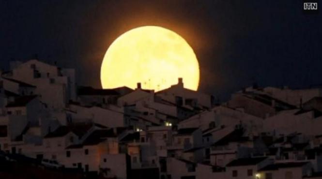 fenomene astronomice impresionante superluna si ploaia de meteori vor face spectacol pe cer duminica seara