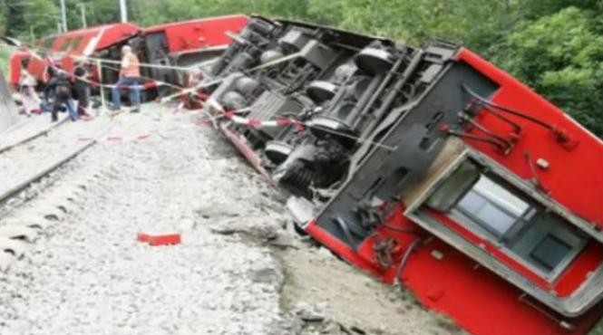 un tren a deraiat in elvetia in urma unei alunecari de teren