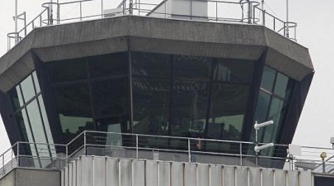 halucinant ce faceau controlorii de zbor in turnul de control in momentul in care un avion de pasageri urma sa aterizeze video