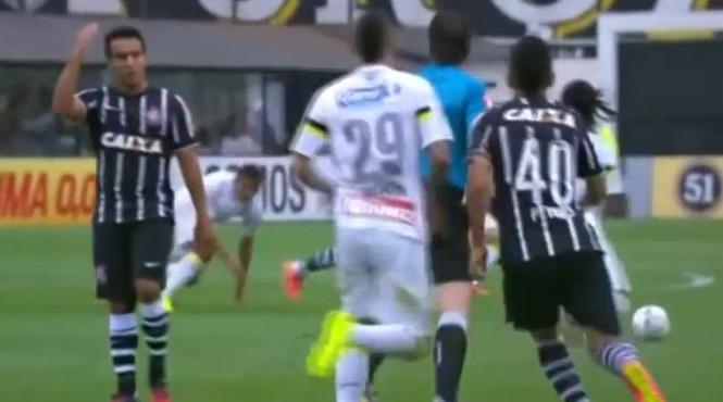 un jucator de la corinthians loveste arbitrul in timpul unui meci din campionatul braziliei video
