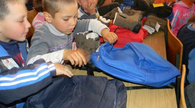 iasi ghiozdane rechizite si dulciuri pentru scolarii nevoiasi