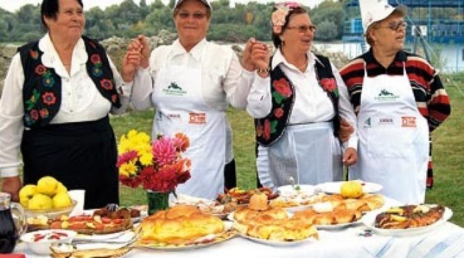 tiuca umpluta rachiu de floare de salcam pirjeciki cateva re ete tradi ionale din delta dunarii