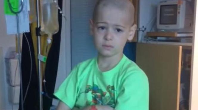 un baietel de sapte ani bolnav de cancer afla ca va fi externat reactia micutului dupa o luna de chimioterapie video