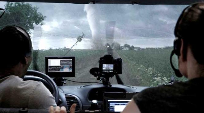 in mijlocul furtunii tornade ca la mama acasa