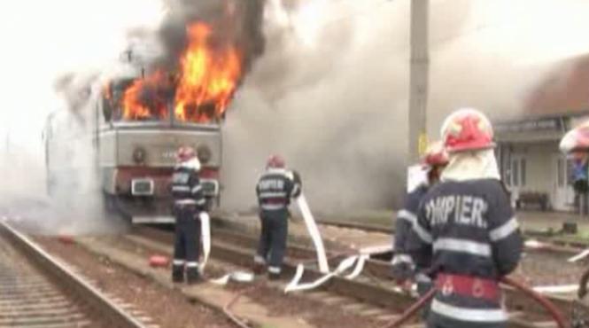 locomotiva trenului de calatori ir 1646 a luat foc pe traseu pompierii militari au intervenit