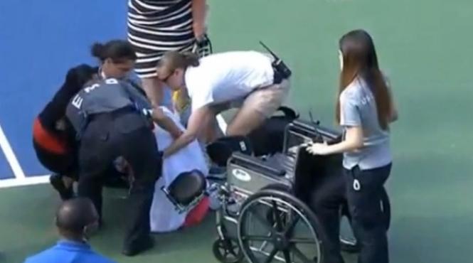 meci cu final dramatic la us open o jucatoare a parasit terenul de tenis in scaunul cu rotile video