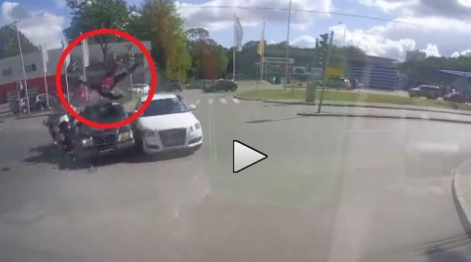 video tumba spectaculos de norocoasa a unui motociclist dupa ce n a respectat semaforul i a trecut pe ro u