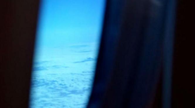 video exploziv ozn gigant surprins deasupra tarii galilor imaginile filmate dintr un avion de pasageri fac inconjurul lumii