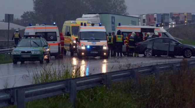 un autocar plin cu romani s a rasturnat in ungaria mae doua persoane sunt grav ranite