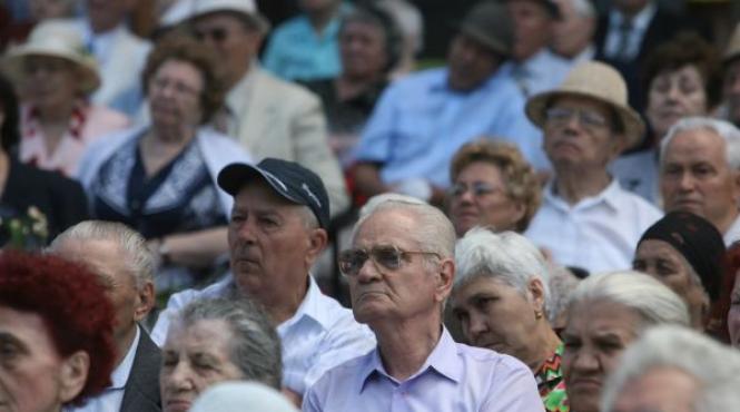 zeci de pensionari picheteaza sediul guvernului oamenii cer actualizarea punctului de pensie