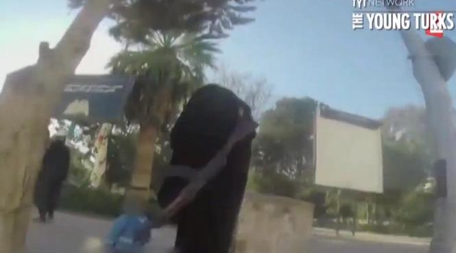 imagini socante o femeie filmeaza pe ascuns in cuibul jihadistilor statului islamic ce pateste cand e reperata de teroristi video
