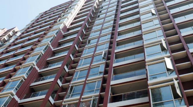 supravietuire miraculoasa un baietel de 6 ani a scapat cu viata dupa ce a cazut de la etajul 16 al unui bloc in moscova