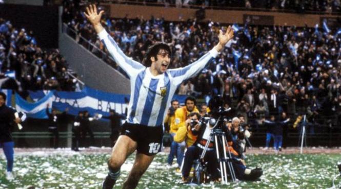 veste cumplita pentru legendarul fotbalist mario kempes
