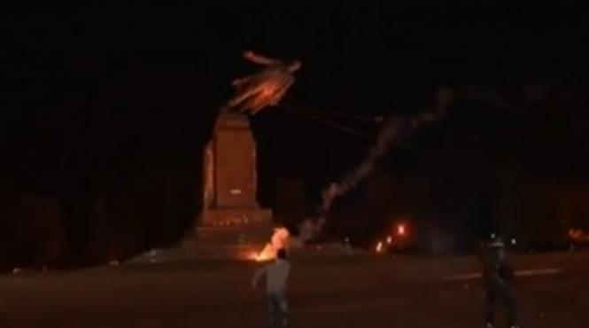 demonstrantii nationalisti au demolat cea mai mare statuie a lui lenin din ucraina video
