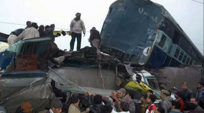 tragedie in india doua trenuri de pasageri s au ciocnit la gorakhpur cel putin 12 oameni au murit video