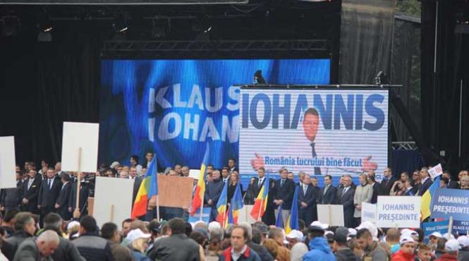 klaus iohannis lansare cu ochii in prompter si imagini plagiate
