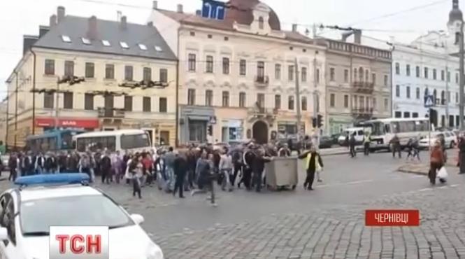 scena incredibila la cernauti directorul spitalului regional carat cu tomberonul prin tot orasul si fortat sa si scrie demisia video