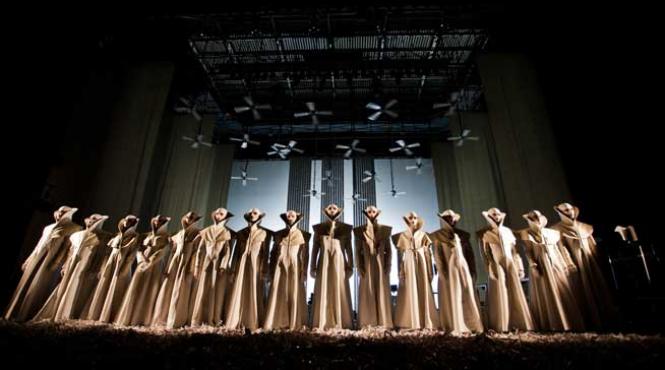 fest in pe bulevard cu de toate fasole carne fazan panica sau scene din viata insectelor in festival