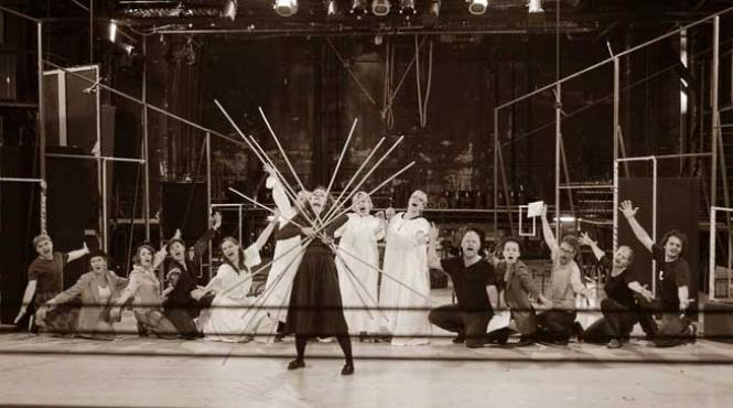 la teatrul bulandra e premiera cu omul cel bun din seciuan