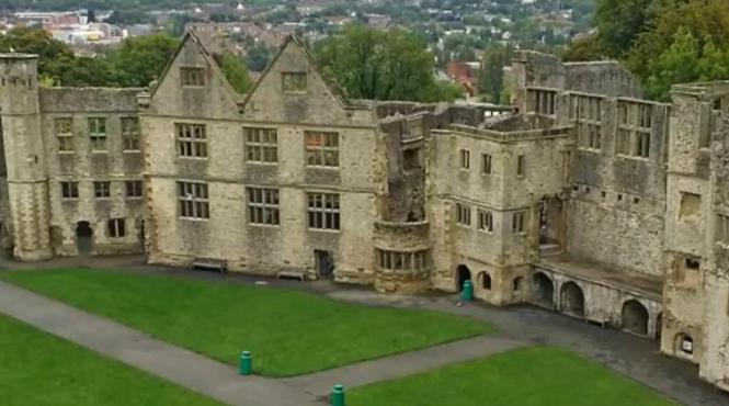 te trec fiori reci pe sira spinarii ce au surprins doi turisti in timp ce vizitau ruinele unui celebru castel britanic video