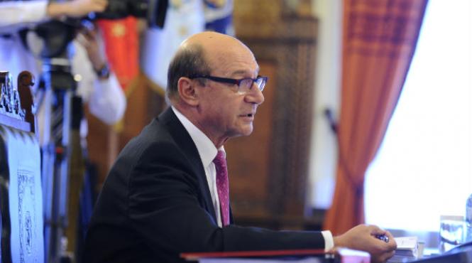 basescu a sesizat ccr in legatura cu neconstitutionalitatea legii care abroga infractiunea presiuni asupra justitiei