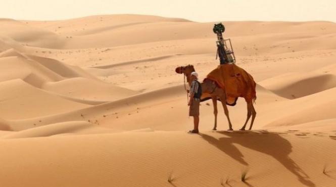 google fotografiaza desertul de pe spatele unei camile