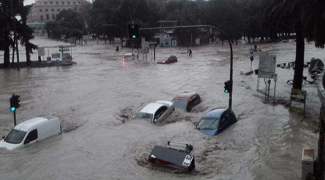inundatii de proportii in genova apa de doi metri pe strazi alunecari de teren zeci de masini luate de suvoaie video