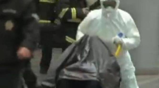 imagini uluitoare in gara din praga suspect de ebola impachetat in plastic si carat cu caruciorul de bagaje video