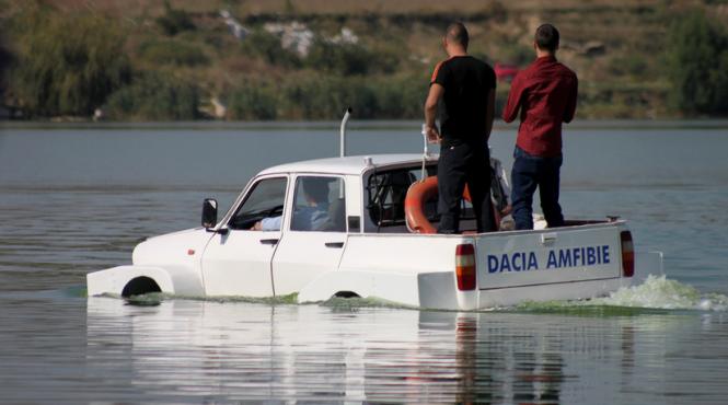 a aparut dacia amfibie este ideala la inundatii prima lansare la apa foto si video