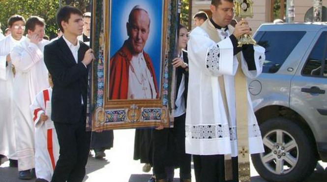 procesiune cu relicva sfantului papa ioan paul al ii lea