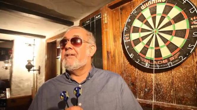 video sunt orbi dar joaca darts cum reusesc sa lovesca tinta optimistii