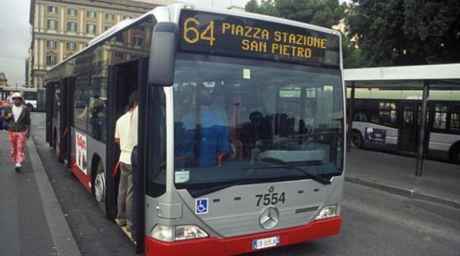 isterie in capitala italiei o femeie din guineea batuta si data jos din autobuz la roma mi au spus ca am ebola