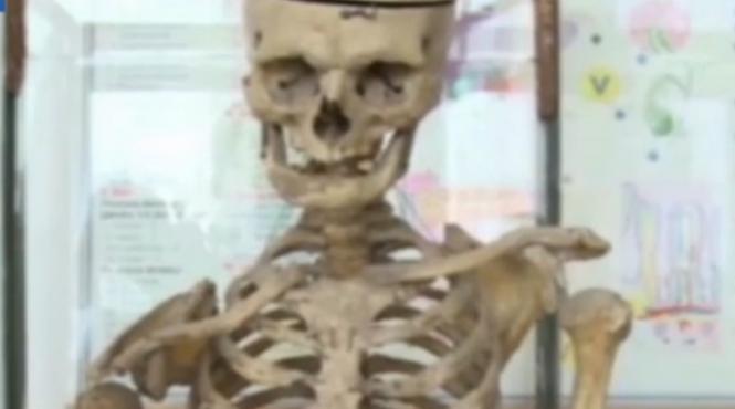 fostul director al unei scoli din romania si a donat schetetul pentru ca elevii sa invete anatomie