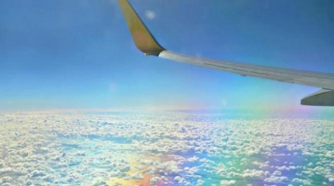 asa ceva vezi doar o data in viata momentul in care un avion de pasageri zboara fix deasupra unui curcubeu