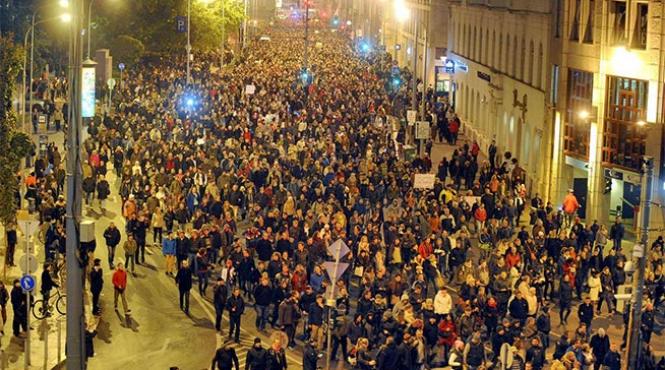 protest masiv la budapesta impotriva proiectului privind introducerea unei taxe pe internet