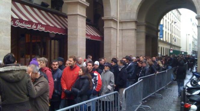 alegatorii au patruns cu forta in ambasada romaniei la paris ca sa voteze politia franceza solicitata sa intervina