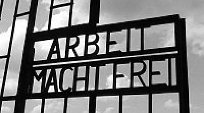 o poarta avand inscrip ionata lozinca arbeit macht frei furata din lagarul de la dachau