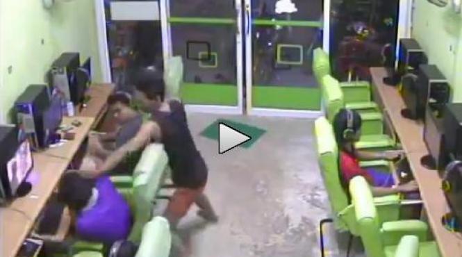 call of duty incinge spiritele la o sala de net doi adolescenti se bat ca n filme pentru un joc