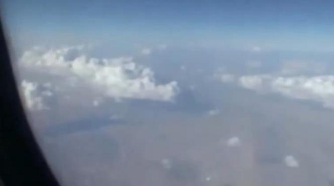 video exploziv ozn misterios filmat zburand sub un avion de pasageri deasupra iranului imaginile fac inconjurul lumii