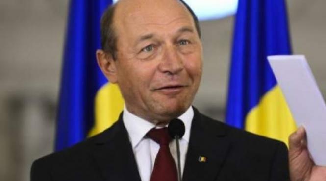 ponta in locul domnului iohannis as iesi imediat si as spune ca imi e rusine si scarba de un suporter ca basescu