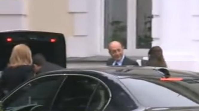 traian basescu in vizita la nepotelul radu fiica cea mare a presedintelui a nascut ieri un baietel