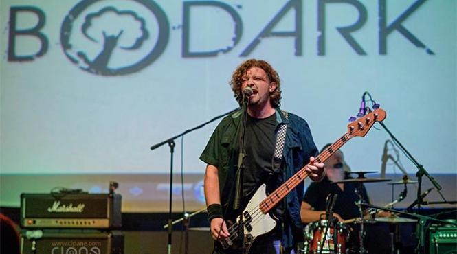 bodark canta alaturi de changing skins