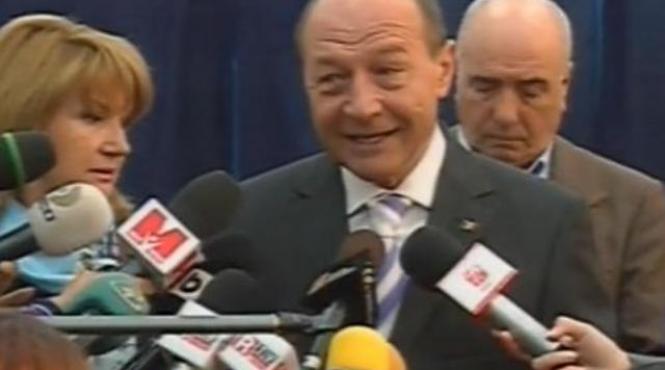 video traian basescu continua sa incalce regulile campanie electorala in sectia de votare