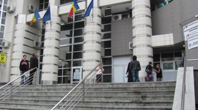 un barbat a amenintat ca sare de la etajul iii al dgpf vaslui