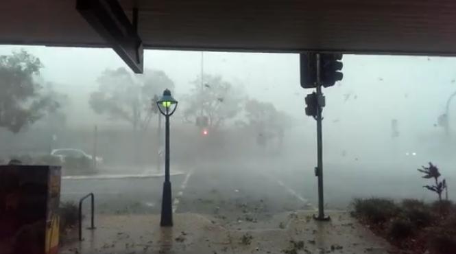 video orasul australian brisbane sub asediu grindina de marimea unei mingi de golf